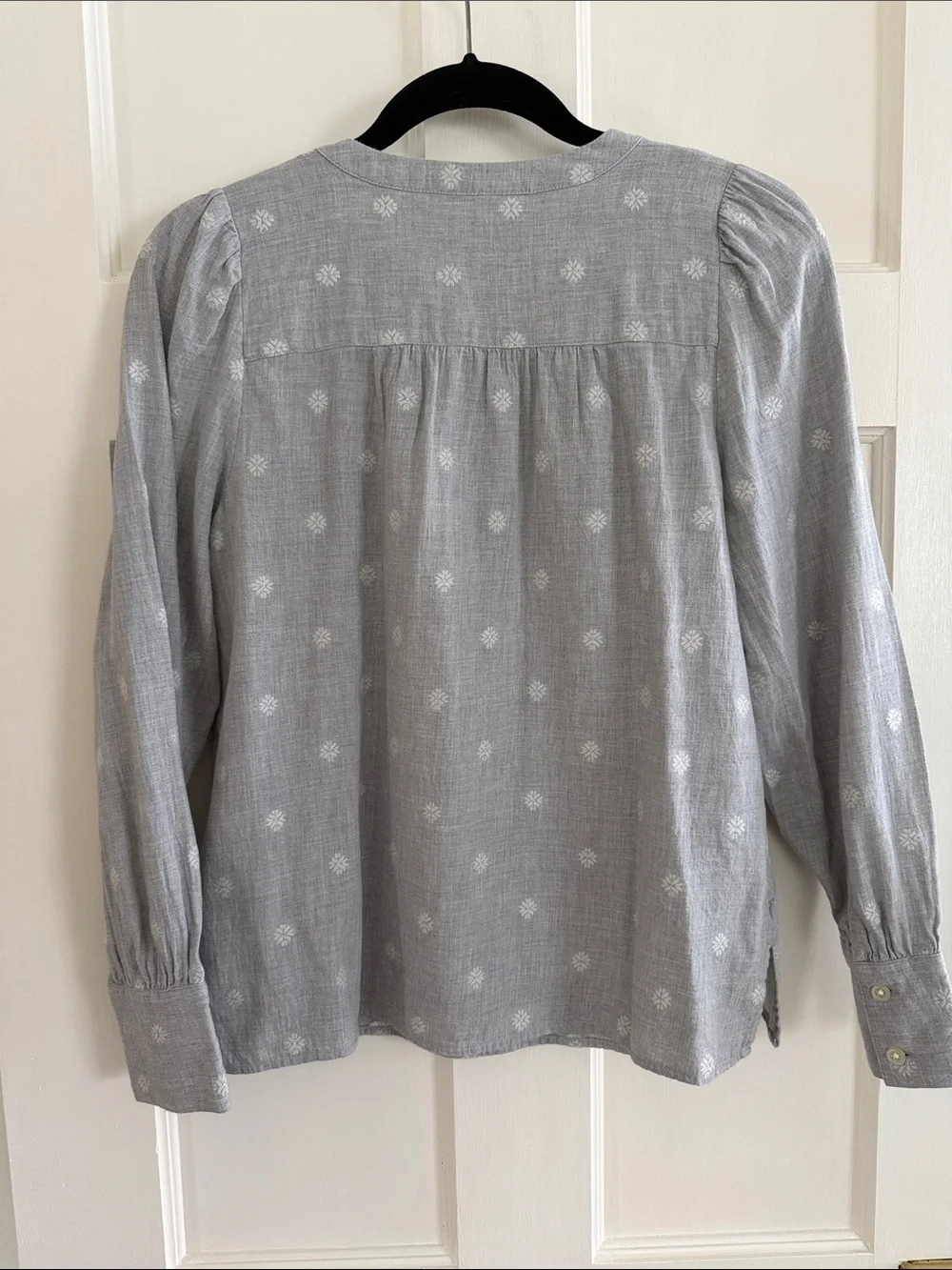 ❄️ Loft light gray/white snowflake print top. Size S. - Picture 2 of 10